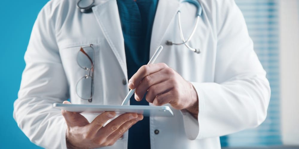 Lavorare nel settore sanitario: guida alla scelta dell’abbigliamento da lavoro