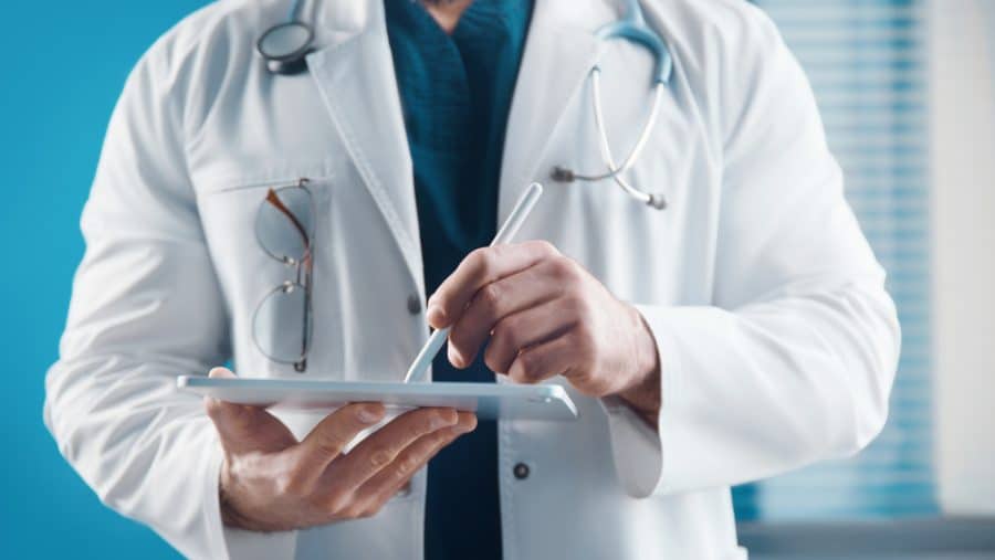 Lavorare nel settore sanitario: guida alla scelta dell’abbigliamento da lavoro